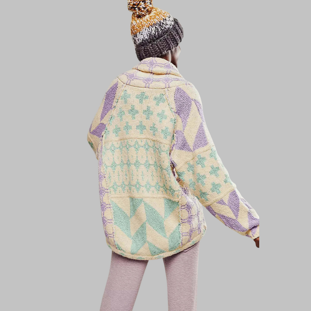 Dettaglio del motivo geometrico su cardigan donna oversize. Calda maglieria invernale, elegante e accattivante.