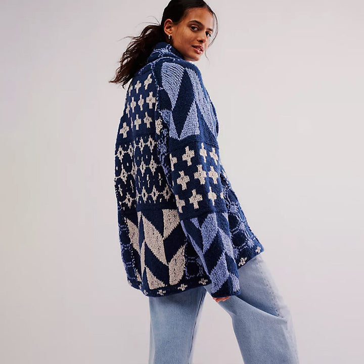 Cardigan donna oversize geometrico, un capo must-have per l'autunno. Maglieria calda ed elegante per il tuo stile.