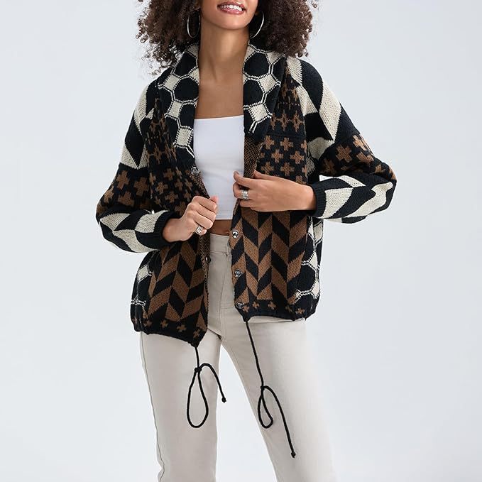 Cardigan oversize da donna con vivace motivo geometrico. Maglieria calda e alla moda per l'autunno e l'inverno.