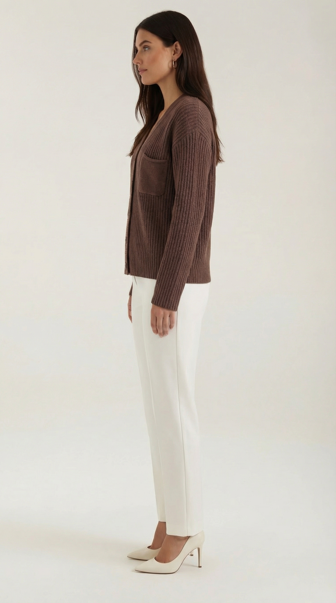 Cardigan versatile da donna con bottoni, stile oversize, perfetto per stratificare con eleganza.