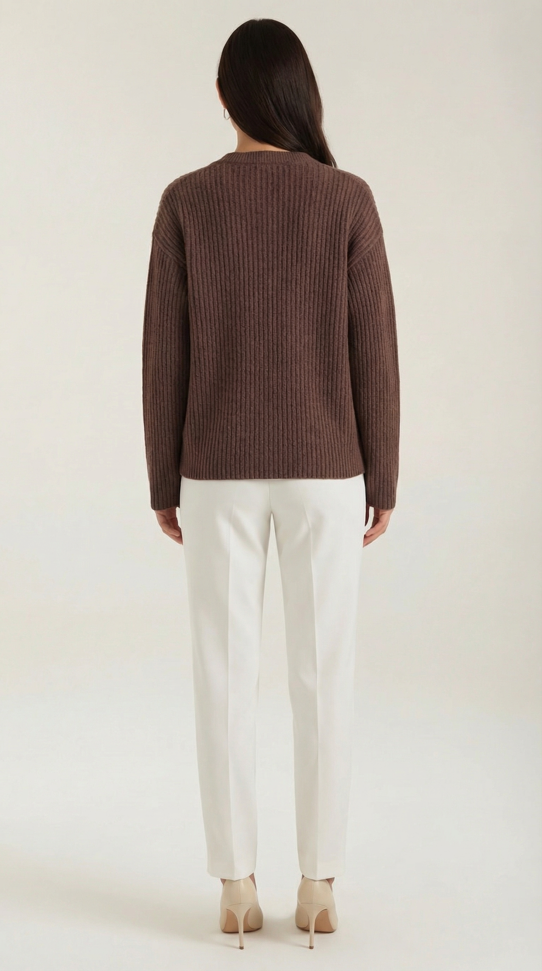 Modello di cardigan donna oversize con bottoni, un capo di maglieria comodo per ogni occasione.