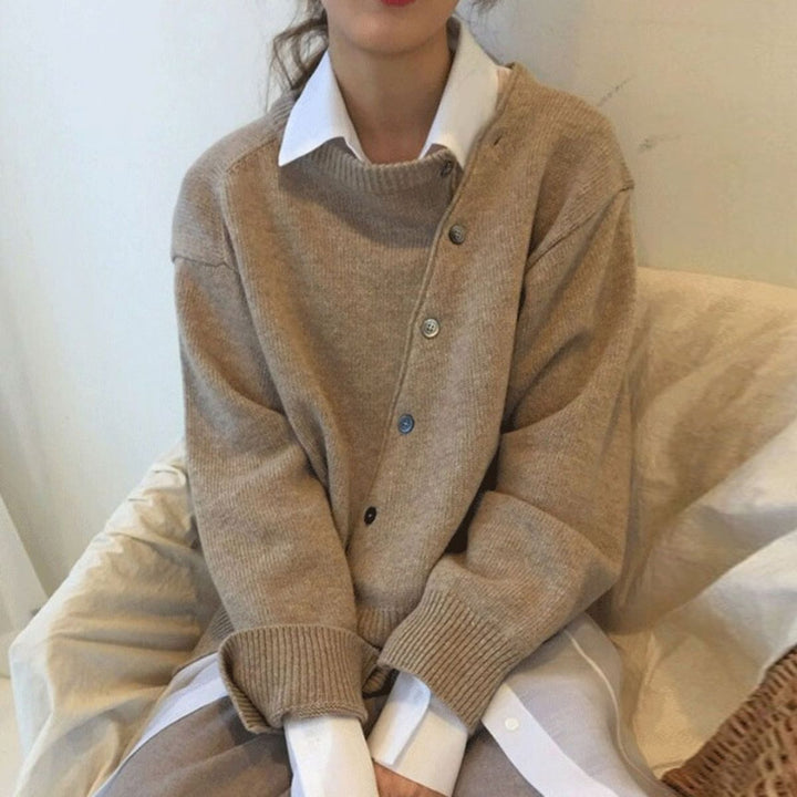Cardigan donna asimmetrico oversize, stile unico per moda femminile. Perfetto per autunno/inverno e comfort.