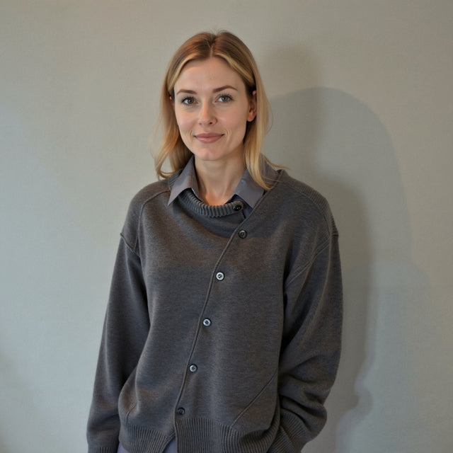 Cardigan donna oversize asimmetrico, un must-have in maglieria per un look casual/elegante autunno/inverno.