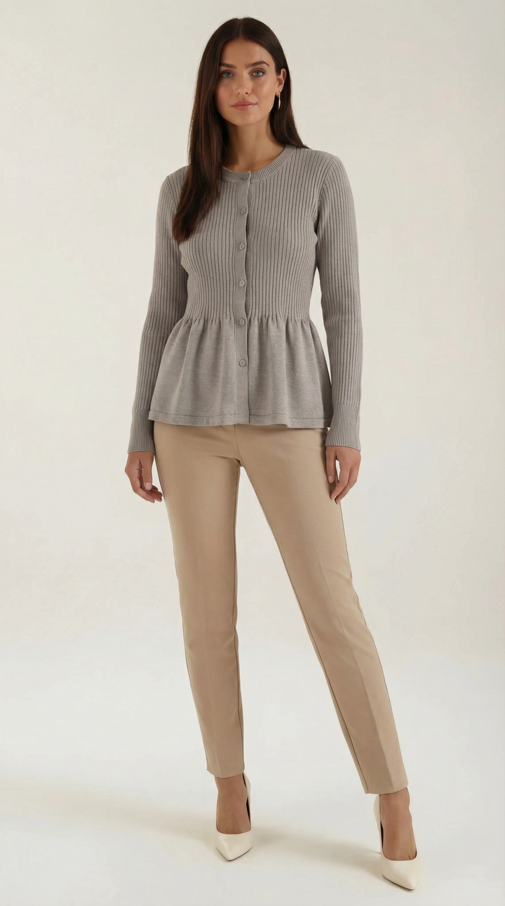 Cardigan donna con peplo e bottoni aperto. Mostra versatilità e stile elegante per la moda autunnale.