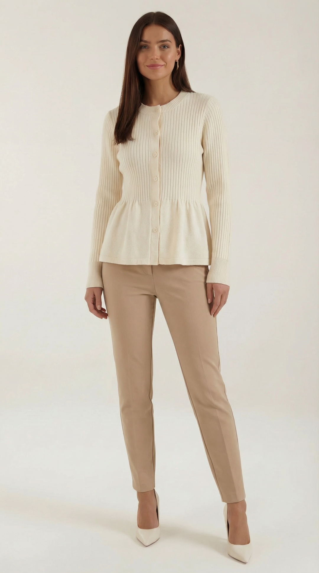 Cardigan donna confortevole ed elegante con peplo. Chiusura a bottoni, ideale per la moda autunno inverno.