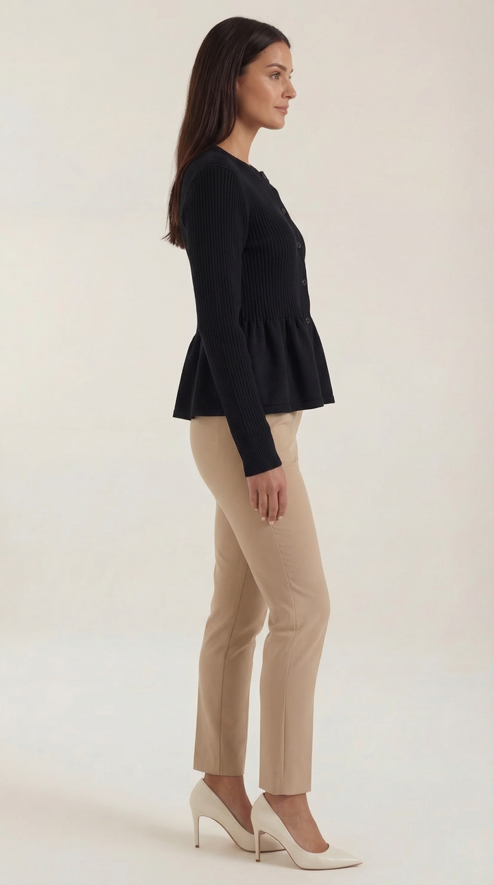 Elegante cardigan donna girocollo con peplo. Dettagli bottonati per un look autunnale e invernale raffinato.