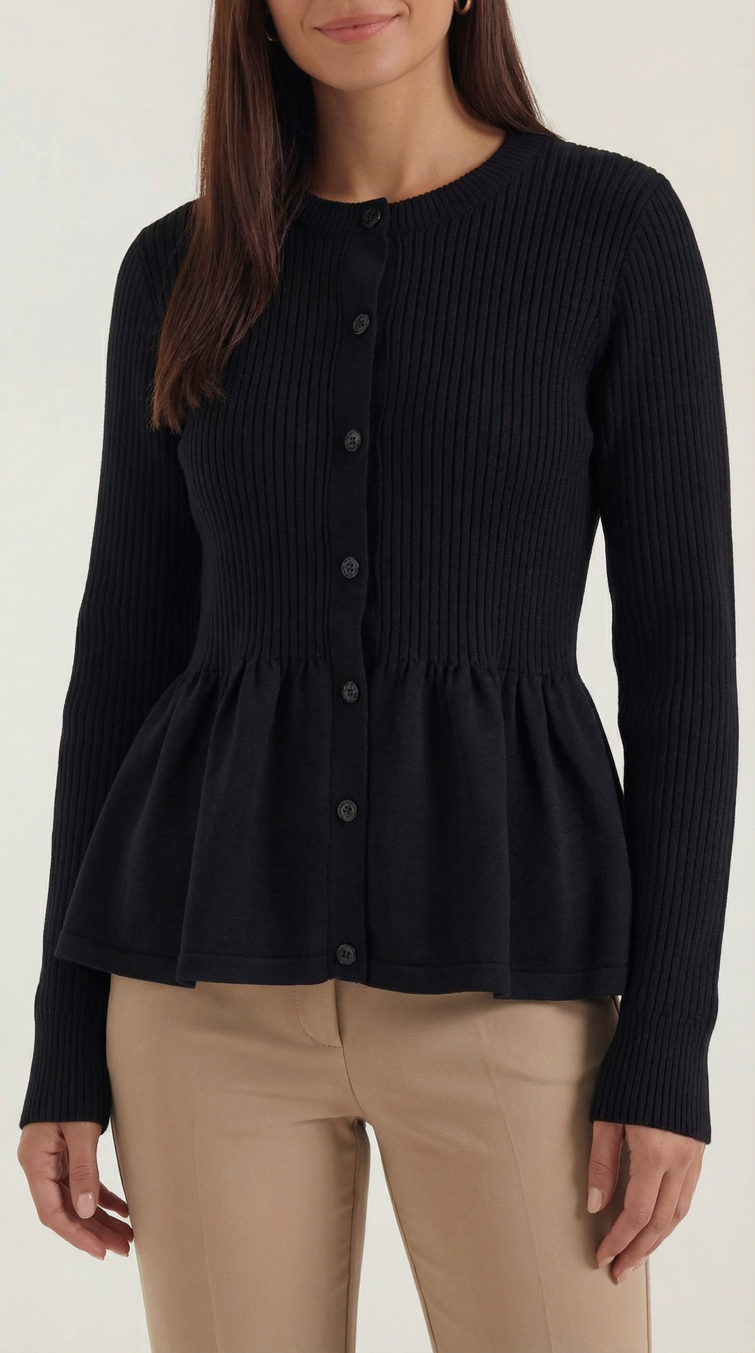 Cardigan donna con peplo fluido e chiusura a bottoni. Un capo versatile per la moda elegante autunno inverno.
