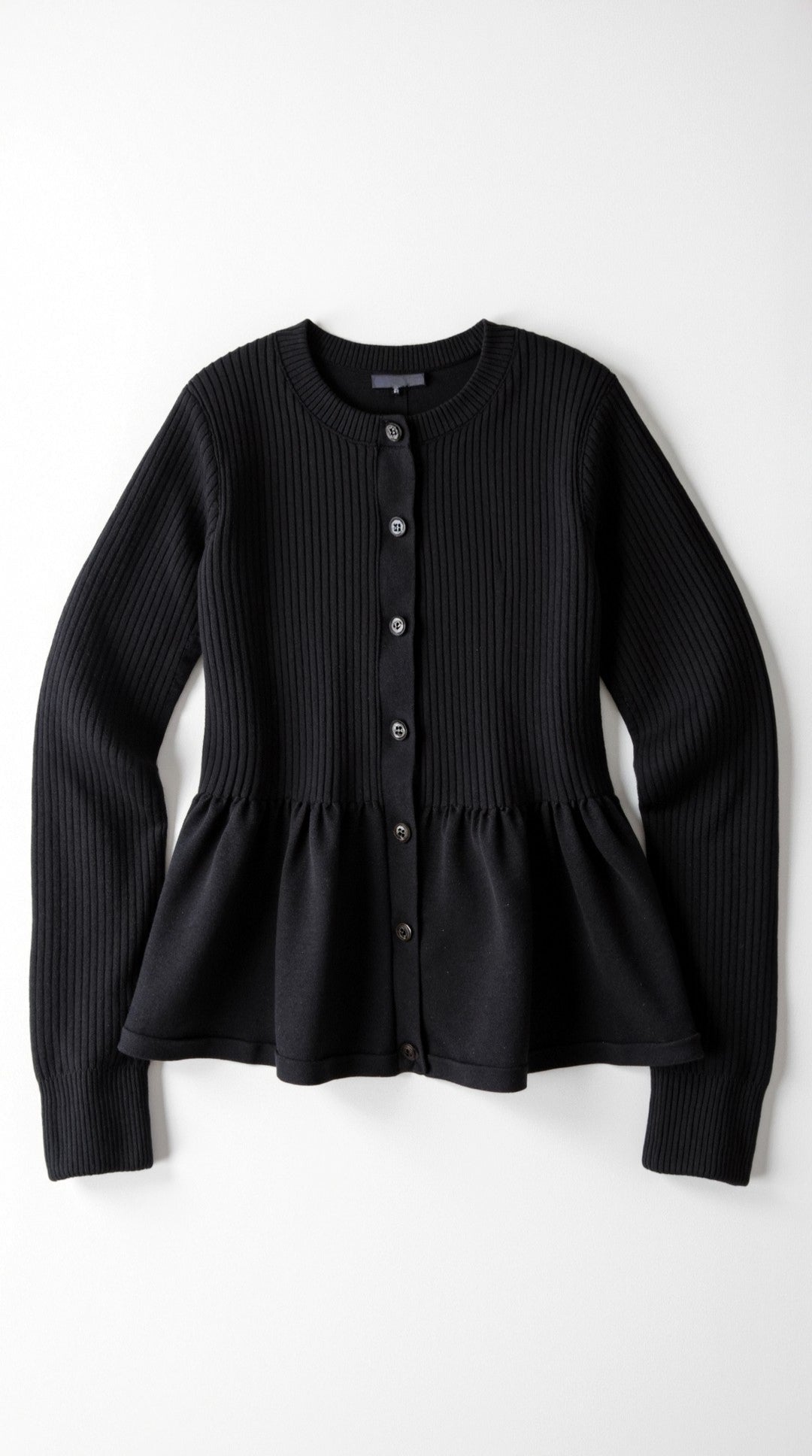 Cardigan elegante con peplo e bottoni che esalta la figura. Perfetto per un look moda donna girocollo.