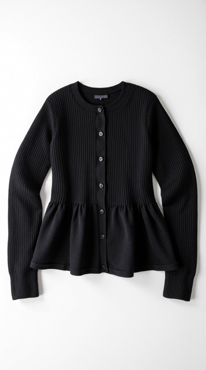 Cardigan elegante con peplo e bottoni che esalta la figura. Perfetto per un look moda donna girocollo.