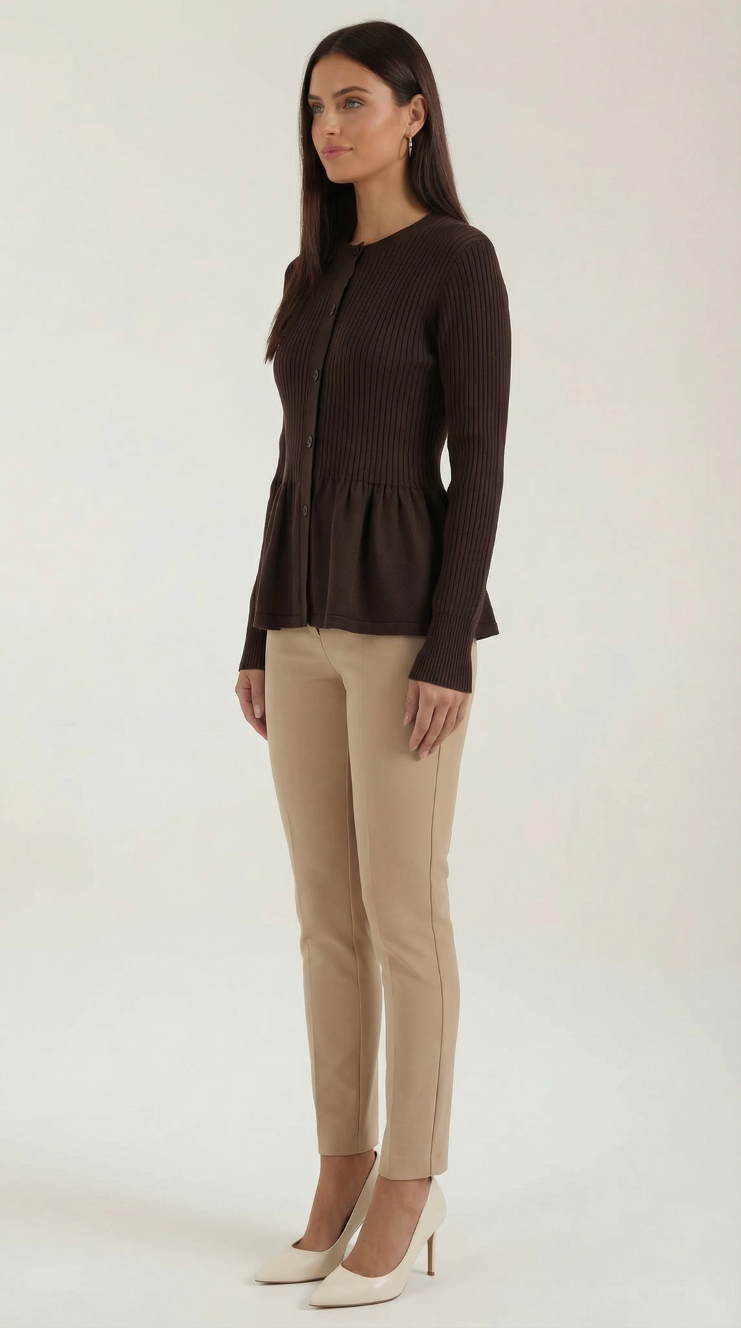 Cardigan donna chic con peplo e bottoni. Un capo versatile e alla moda per l'autunno-inverno elegante.