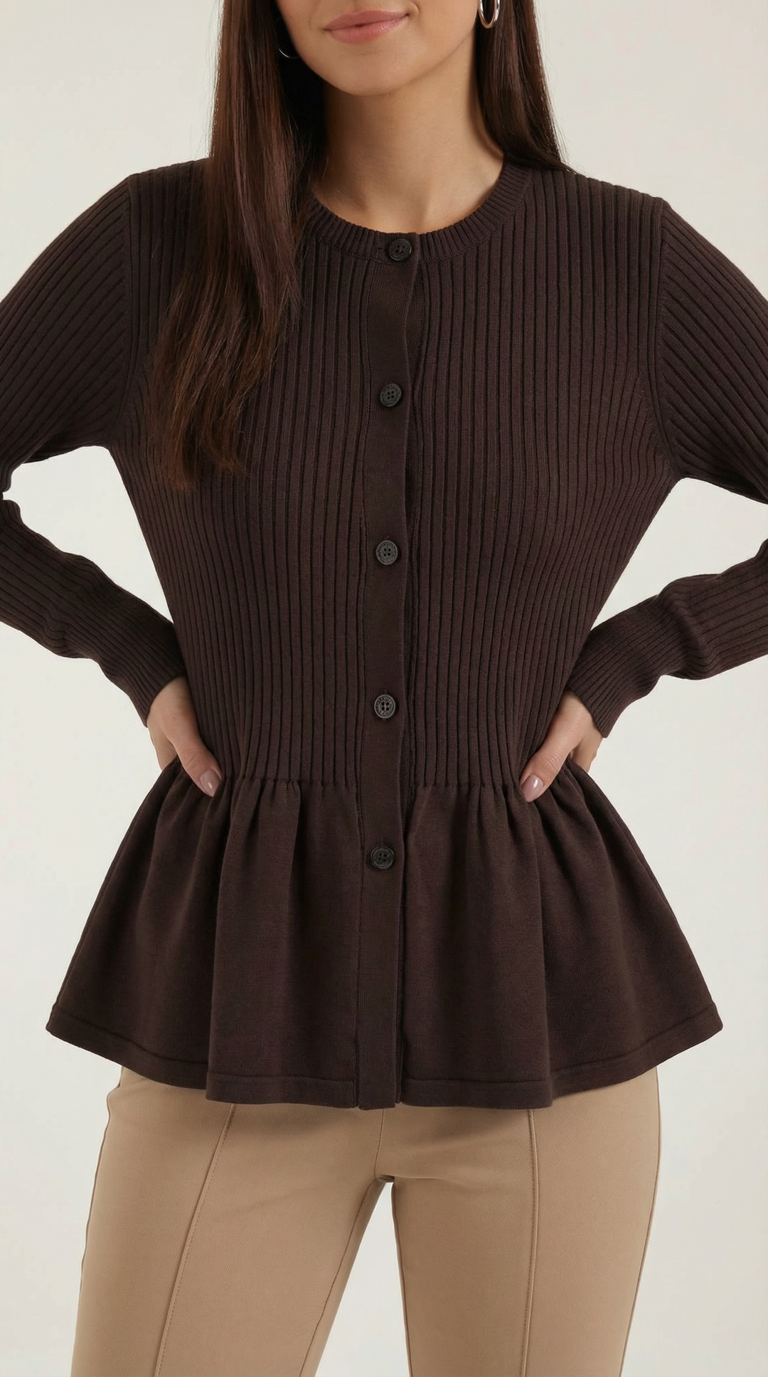 Donna indossa cardigan elegante con peplo e bottoni. Perfetto per outfit autunnali e invernali, girocollo.