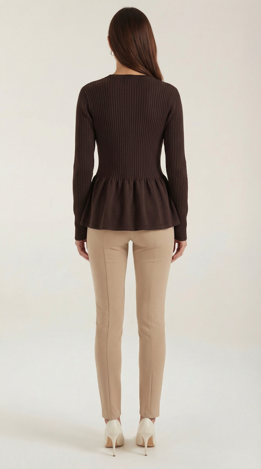 Cardigan donna elegante: retro con peplo e bottoni. Mostra la vestibilità e lo stile versatile autunno inverno.