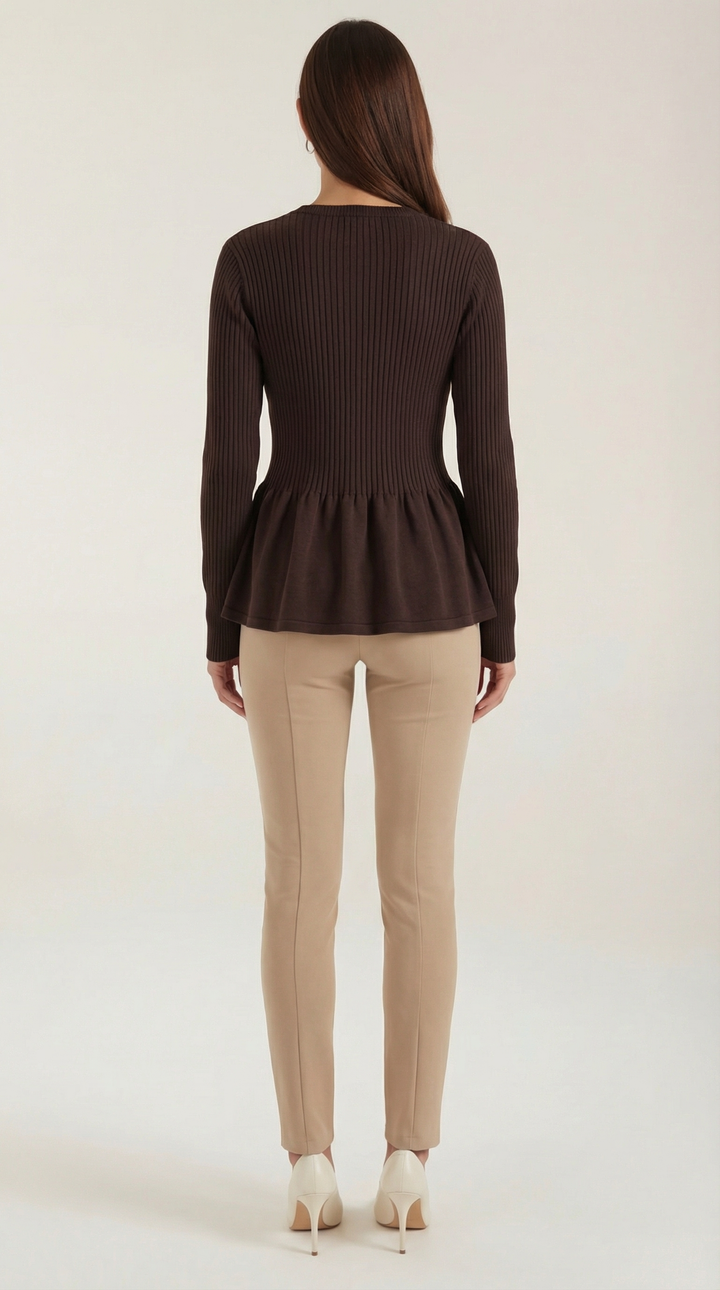 Cardigan donna elegante: retro con peplo e bottoni. Mostra la vestibilità e lo stile versatile autunno inverno.