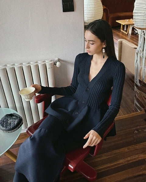 Cardigan donna elegante con scollo a V e peplo, maglia slim fit per un look raffinato. Moda italiana autunno inverno.