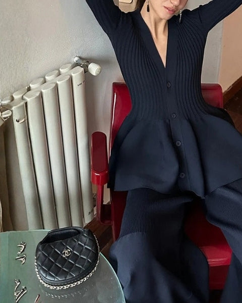 Cardigan donna con peplo, elegante maglia slim fit. Perfetta per l'autunno inverno e la moda italiana.