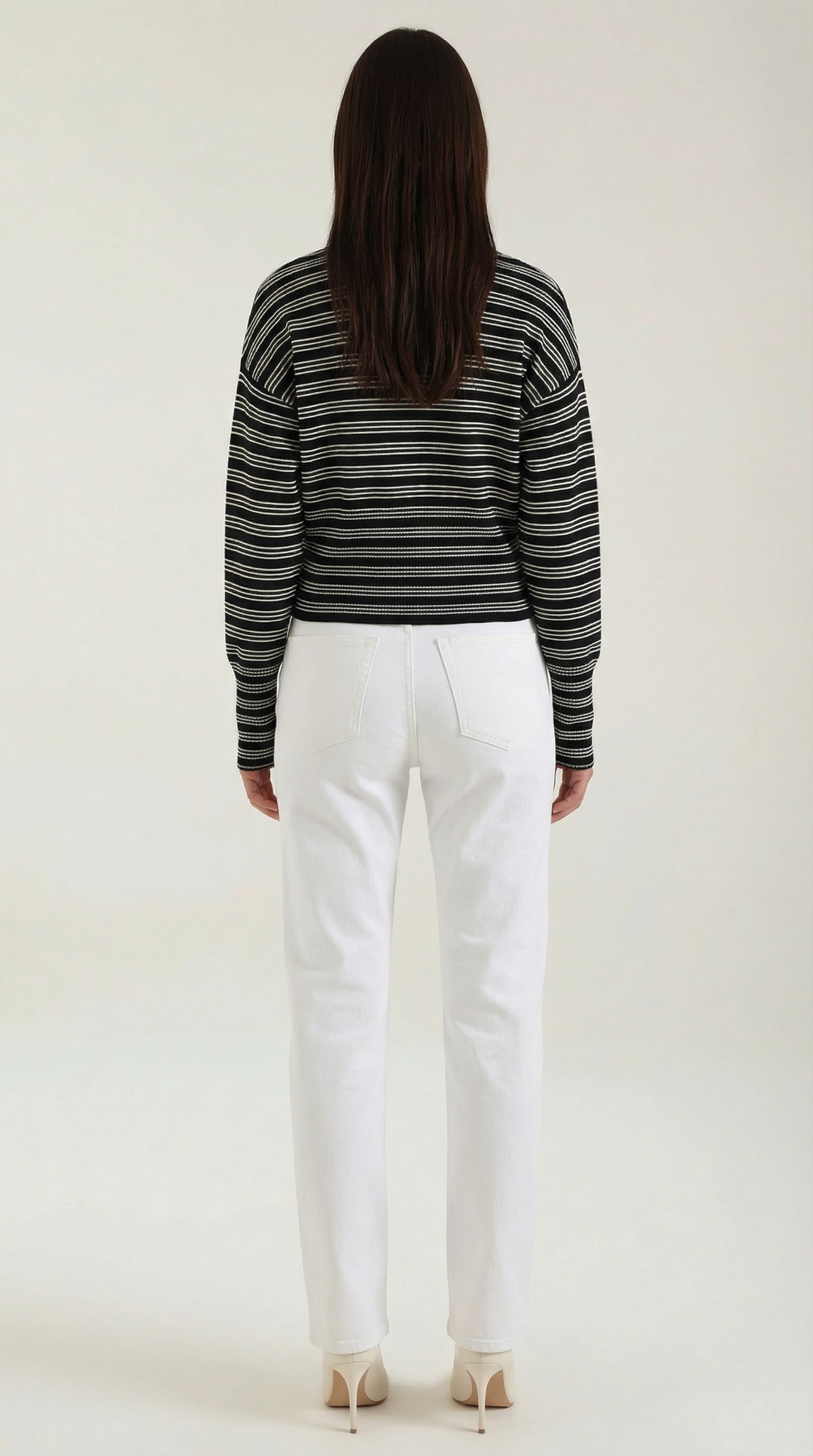 Modella indossa cardigan donna a righe con bottoni, manica lunga. Maglieria casual-chic per autunno inverno.