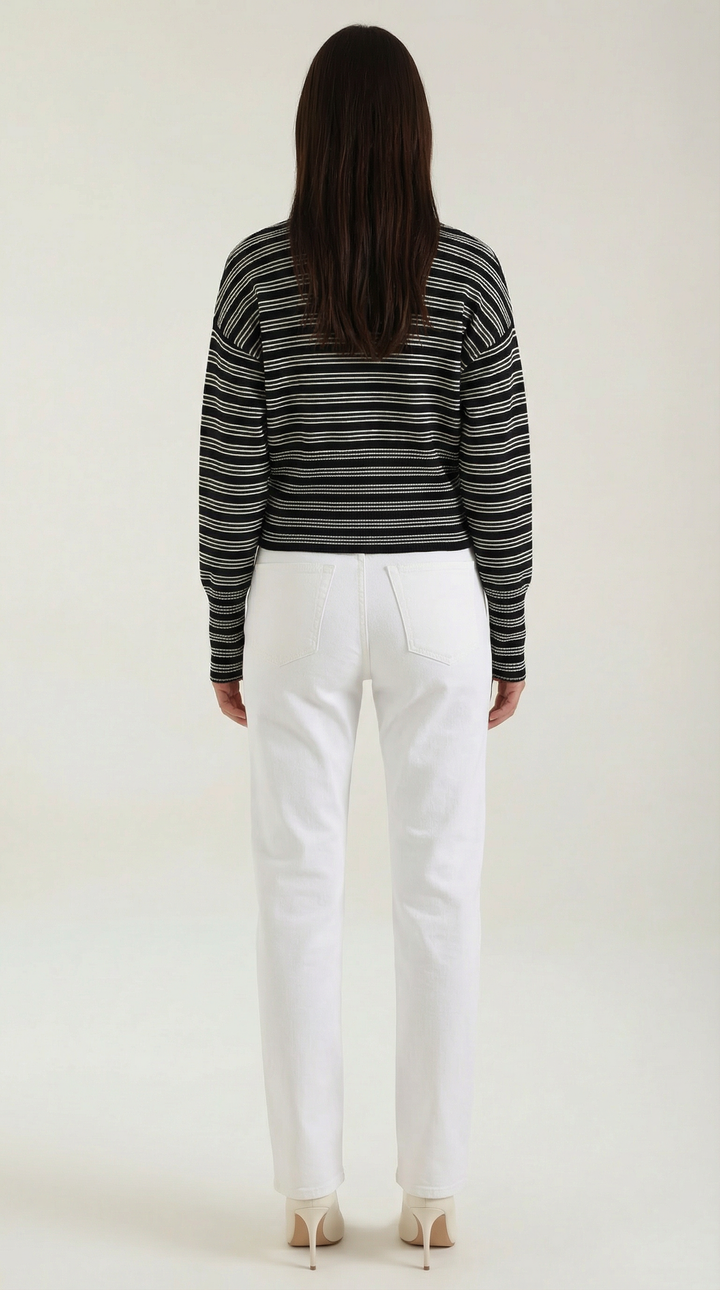 Modella indossa cardigan donna a righe con bottoni, manica lunga. Maglieria casual-chic per autunno inverno.