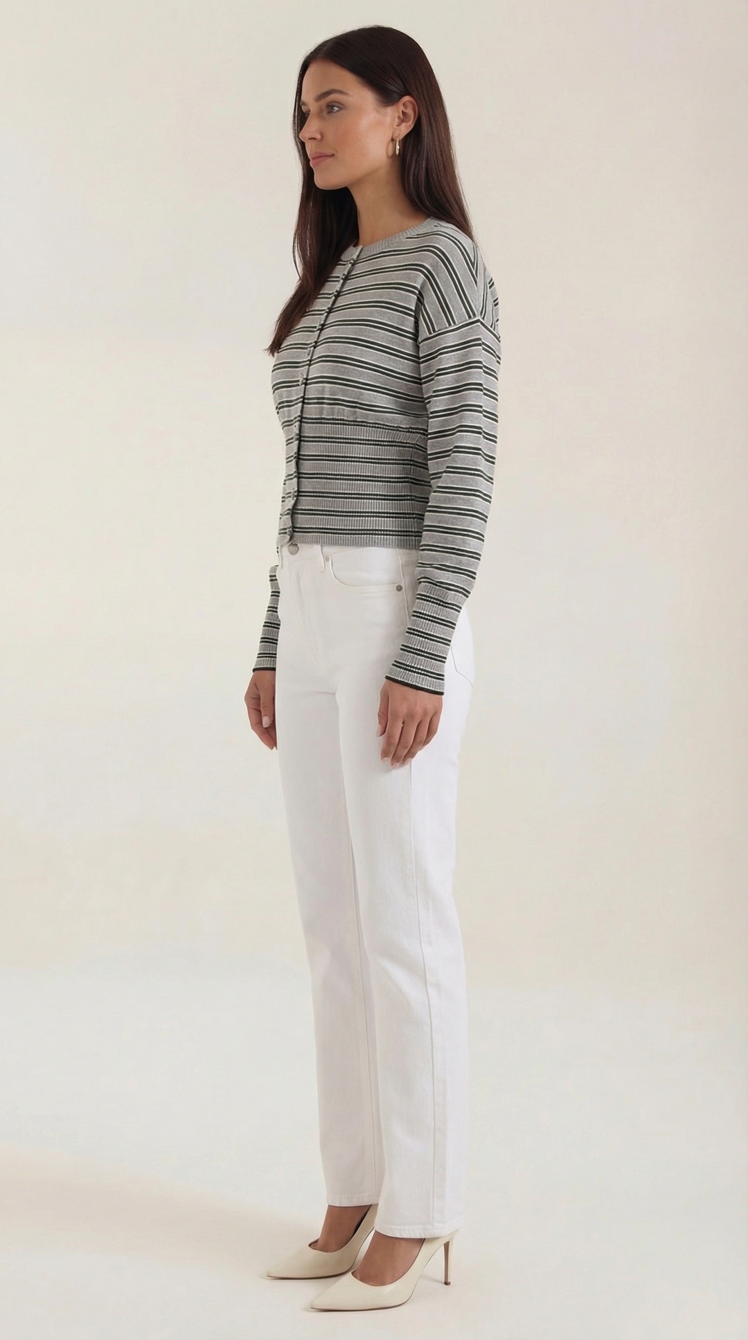 Morbido cardigan donna a righe con bottoni, maglieria versatile. Ideale per look eleganti o casual.