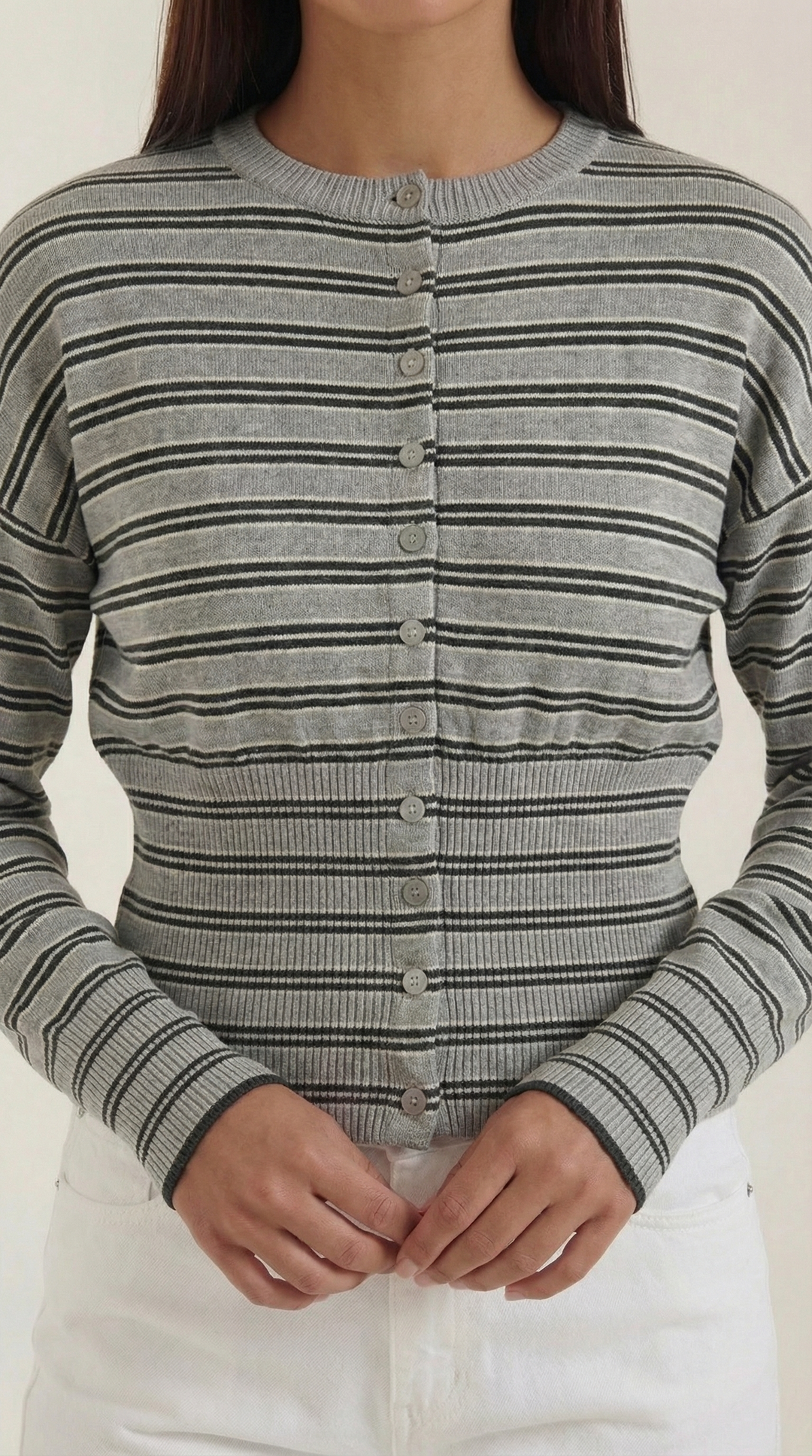 Abbigliamento femminile: cardigan a righe con bottoni, manica lunga. Maglieria autunnale elegante e casual.