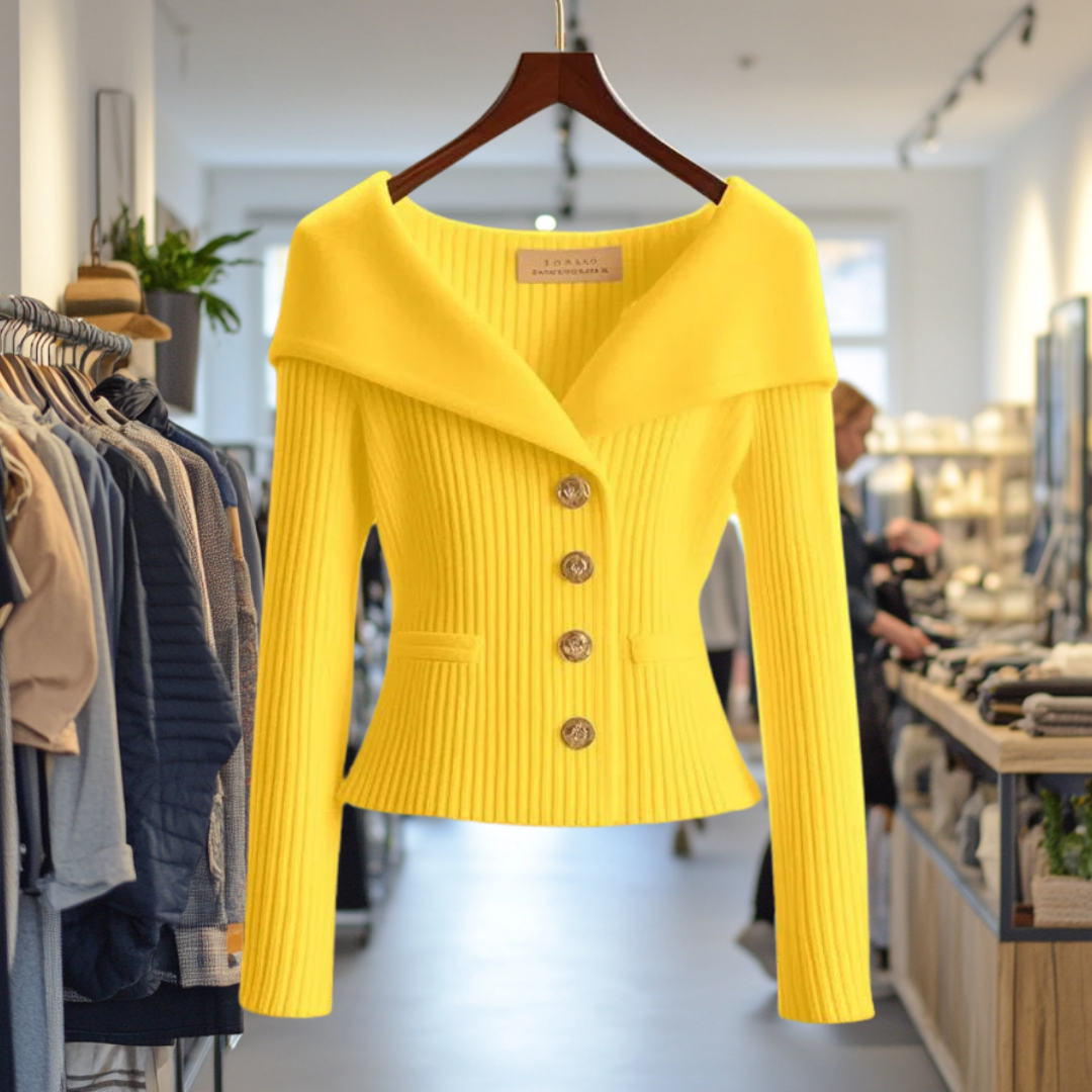 Cardigan donna elegante in maglieria, scollo ampio e bottoni gioiello. Vestibilità aderente autunno/inverno.