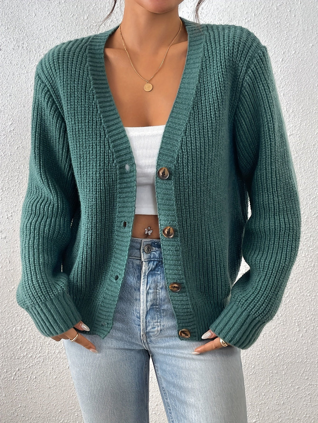 Cardigan donna elegante, scollo a V, bottoni a contrasto. Essenziale per un guardaroba moda primavera/autunno.