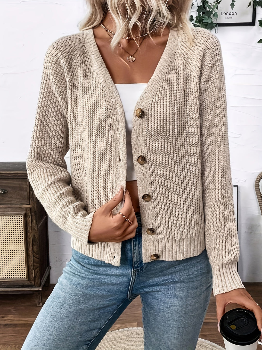 Cardigan donna versatile scollo a V, bottoni a contrasto. Ideale per primavera e autunno, abbigliamento casual chic.