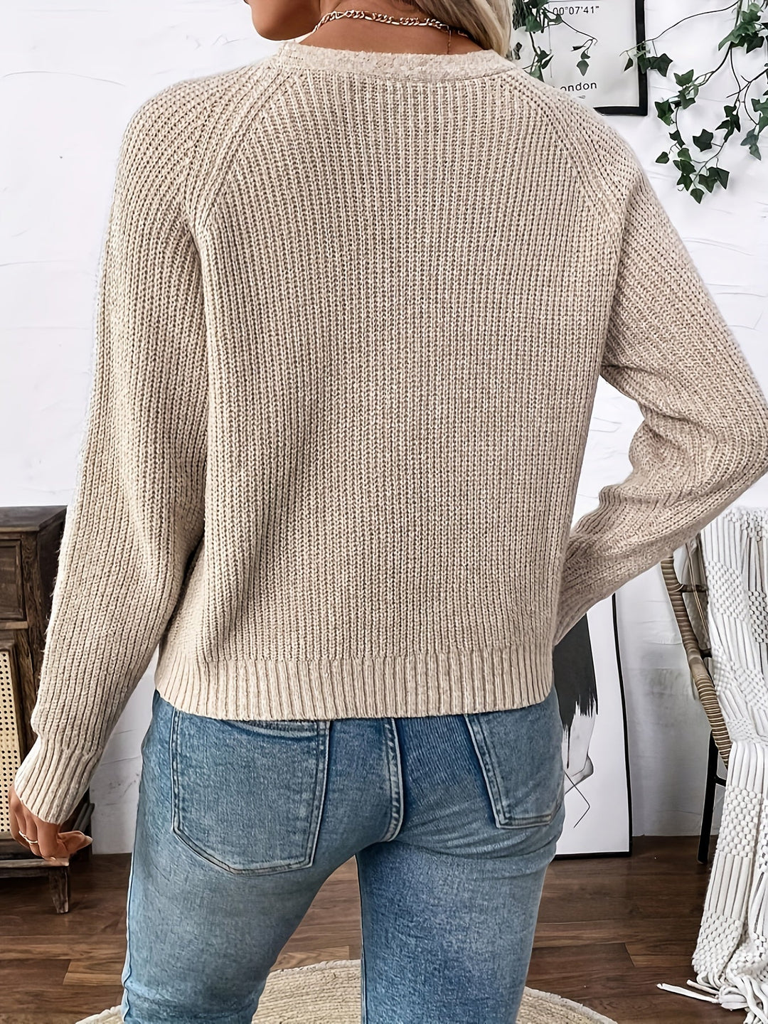 Donna indossa cardigan elegante scollo a V, bottoni a contrasto. Abbigliamento casual chic per autunno/primavera.