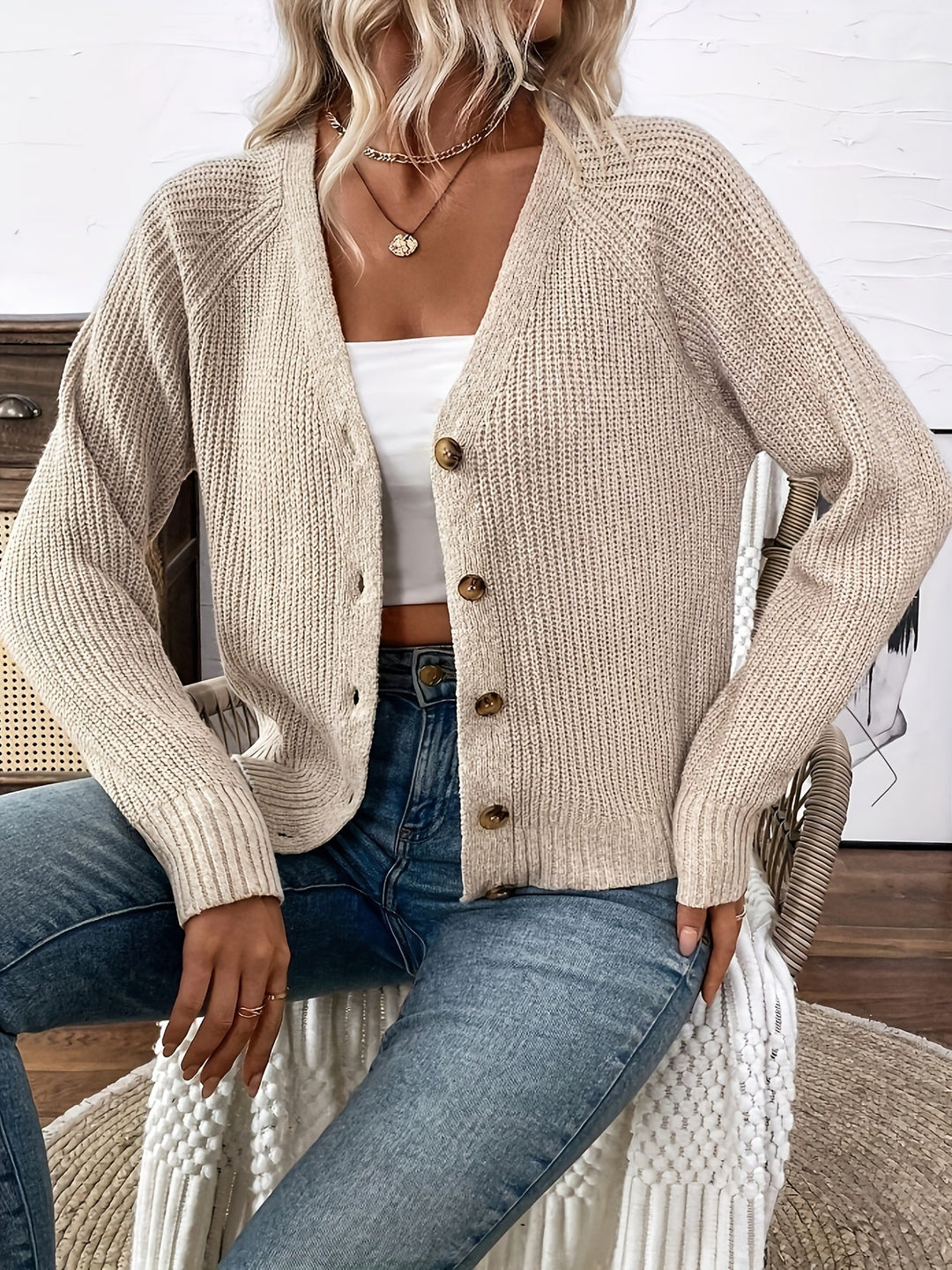 Cardigan donna in maglia fine, scollo a V, bottoni a contrasto. Versatile per outfit eleganti primavera/autunno.