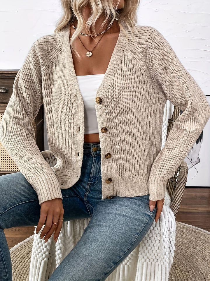 Cardigan donna in maglia fine, scollo a V, bottoni a contrasto. Versatile per outfit eleganti primavera/autunno.