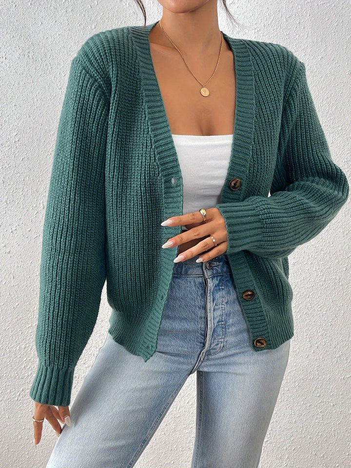 Design moderno cardigan donna, scollo a V, bottoni a contrasto. Perfetto per un look primaverile/autunnale chic.