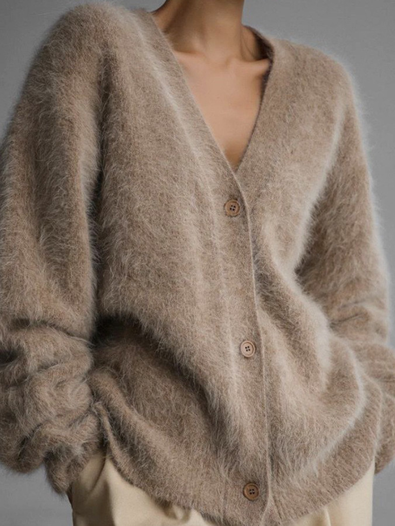 Morbido cardigan oversize da donna con scollo a V, ideale per un look comodo e alla moda in maglieria elegante.
