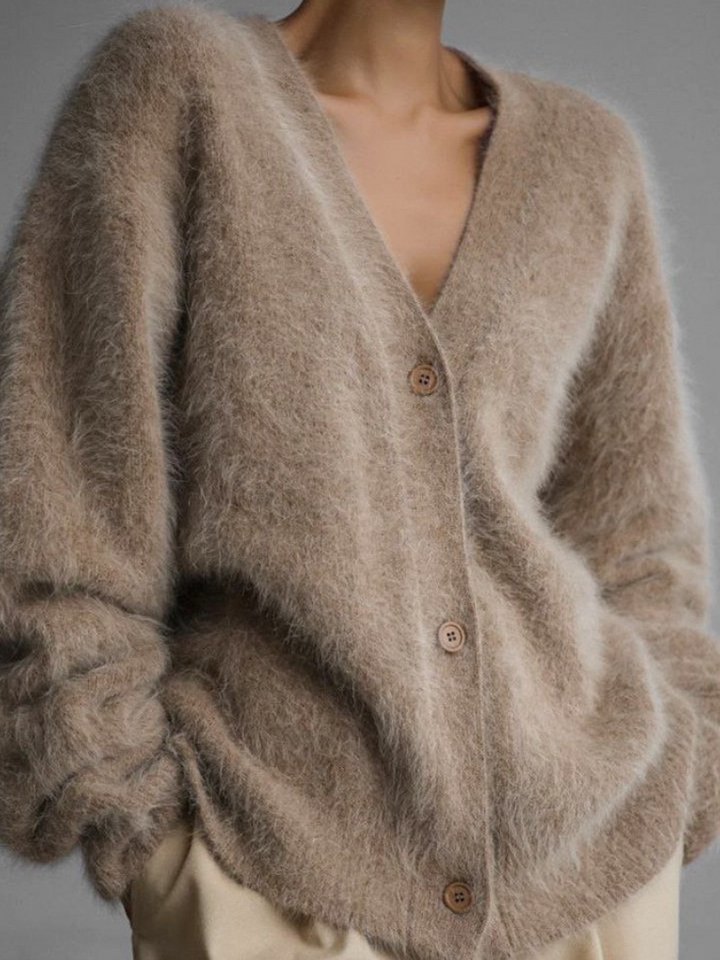 Morbido cardigan oversize da donna con scollo a V, ideale per un look comodo e alla moda in maglieria elegante.