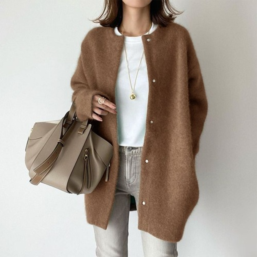 Cardigan lungo nero da donna, un capo casual-chic con bottoni e tasche, ideale per comfort e stile quotidiano.