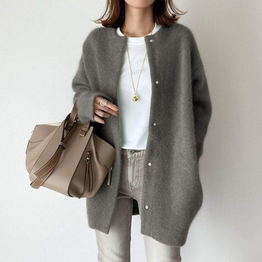 Cardigan lungo kaki da donna, capo femminile con bottoni e tasche, aggiunge un tocco di eleganza e calore.
