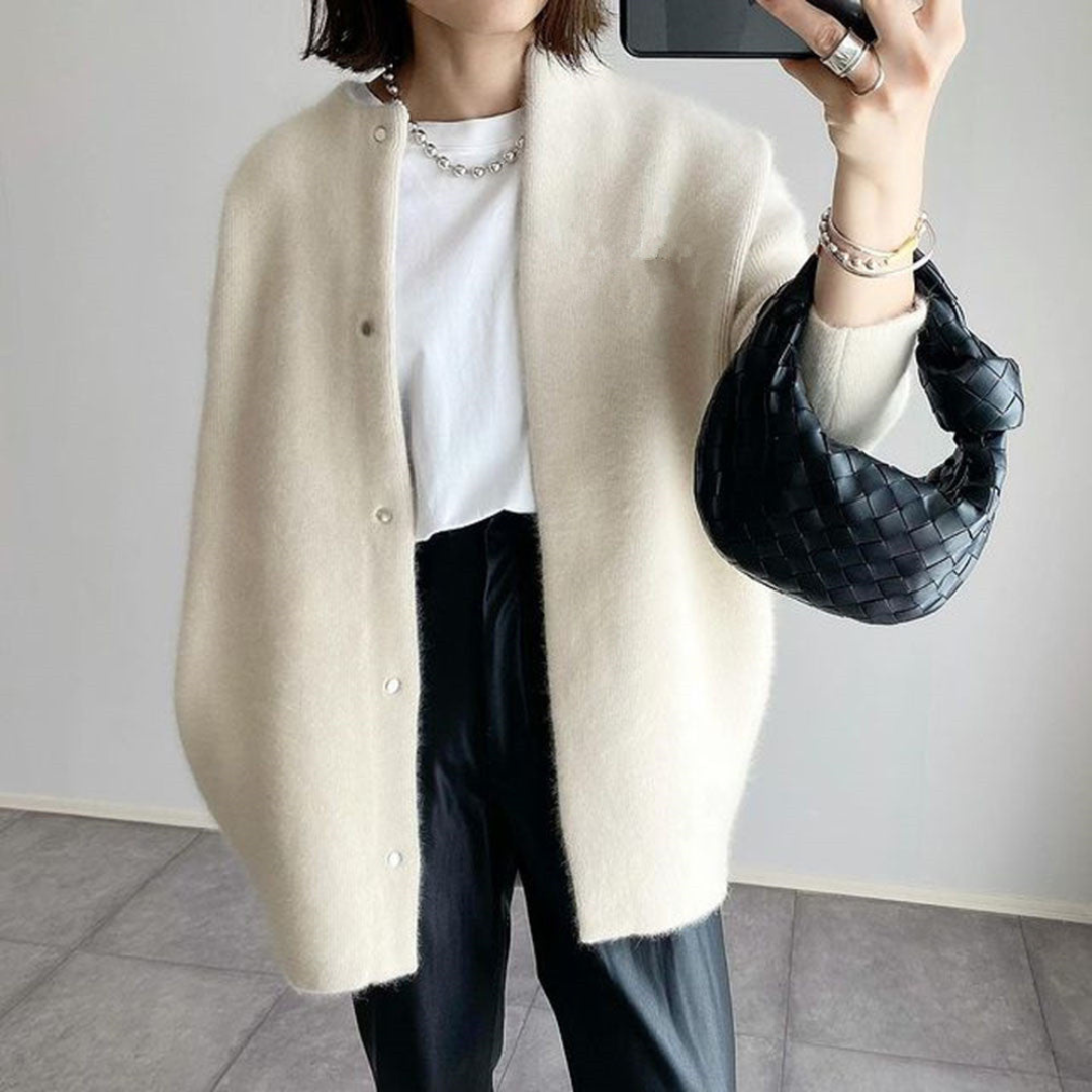 Cardigan lungo verde da donna, con bottoni e tasche, ideale per uno stile casual ma curato e alla moda.