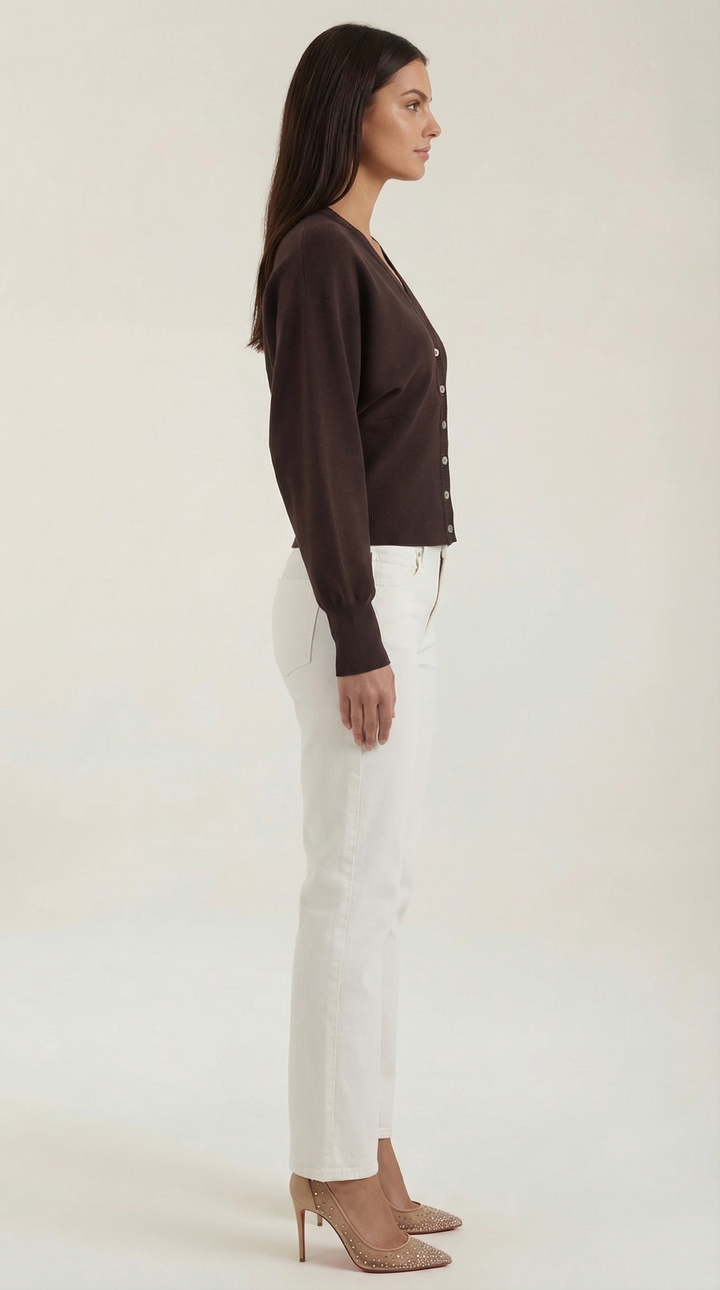 Cardigan donna marrone con bottoni frontali, stile elegante. Abbigliamento femminile versatile per autunno.