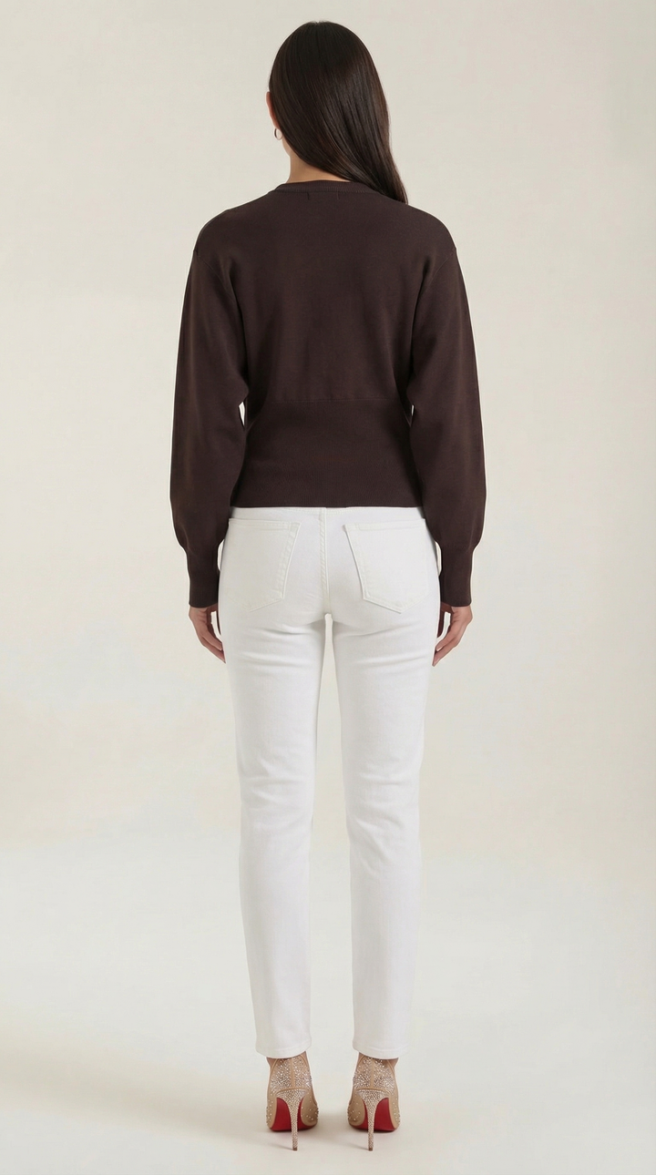 Cardigan donna elegante marrone a scollo a V, con bottoni e design che definisce la vita. Abbigliamento versatile.