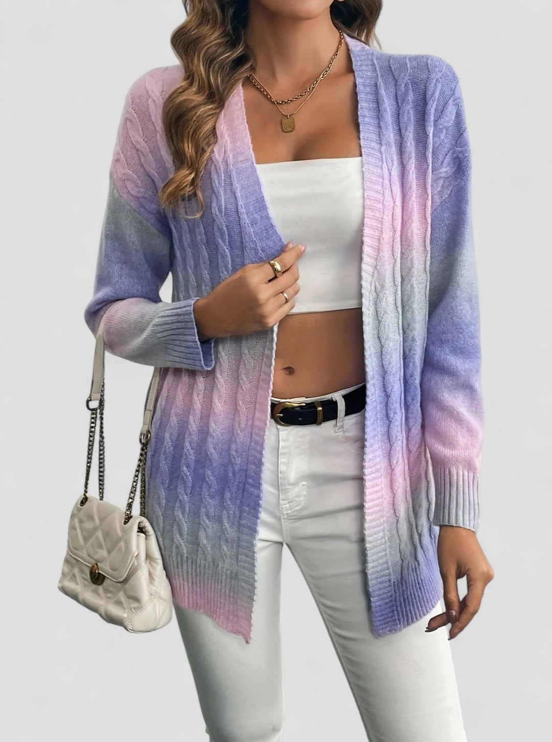 Cardigan lungo donna azzurro con trama intrecciata, aperto. Ideale autunno/inverno, disponibile verde, lavanda e giallo.