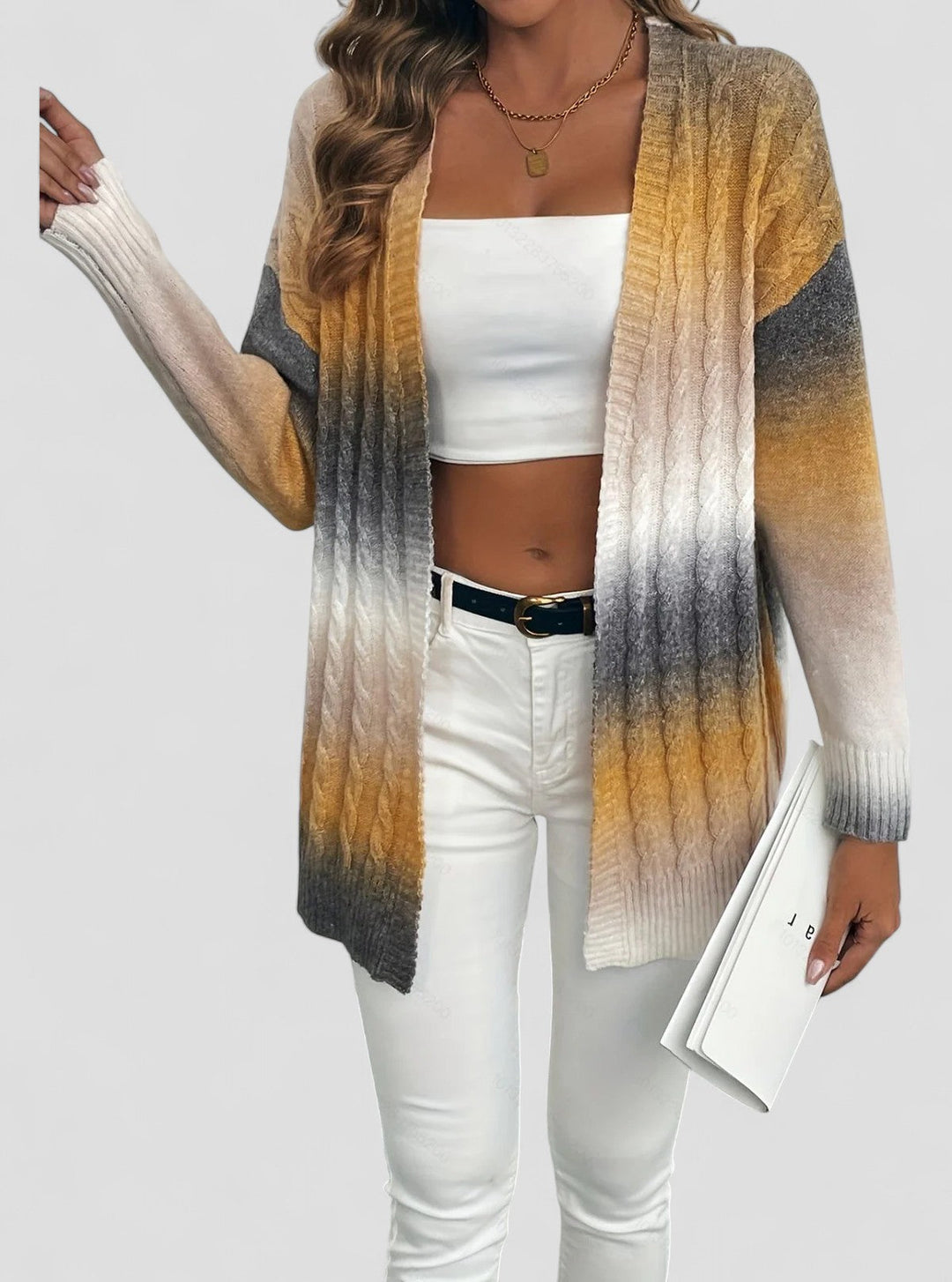 Cardigan lungo da donna con moderna trama intrecciata, modello aperto. Un capo versatile e alla moda per le stagioni fredde.