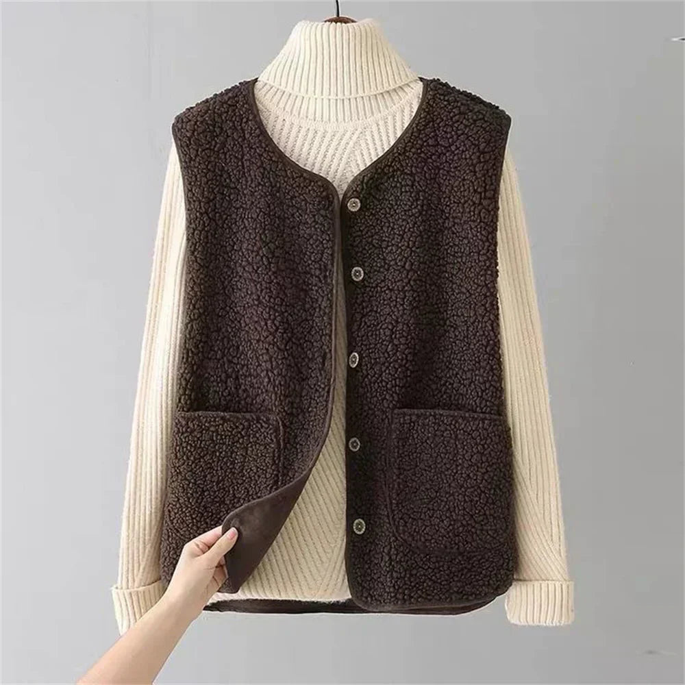 Comodo cardigan smanicato da donna con tasche e bottoni, ideale per loungewear versatile.