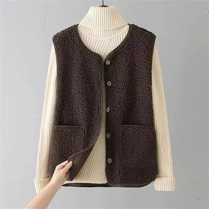 Comodo cardigan smanicato da donna con tasche e bottoni, ideale per loungewear versatile.