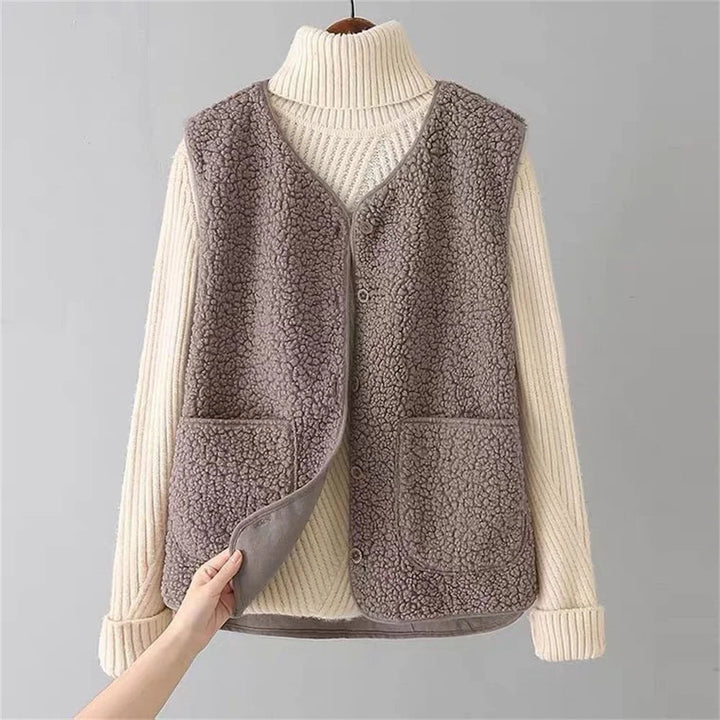 Moda femminile: cardigan smanicato con eleganti bottoni e pratiche tasche per un look autunnale.
