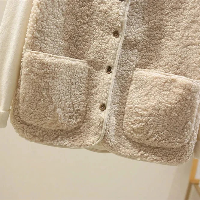Versatile cardigan smanicato donna, chic loungewear con bottoni e tasche, ideale per ogni occasione.
