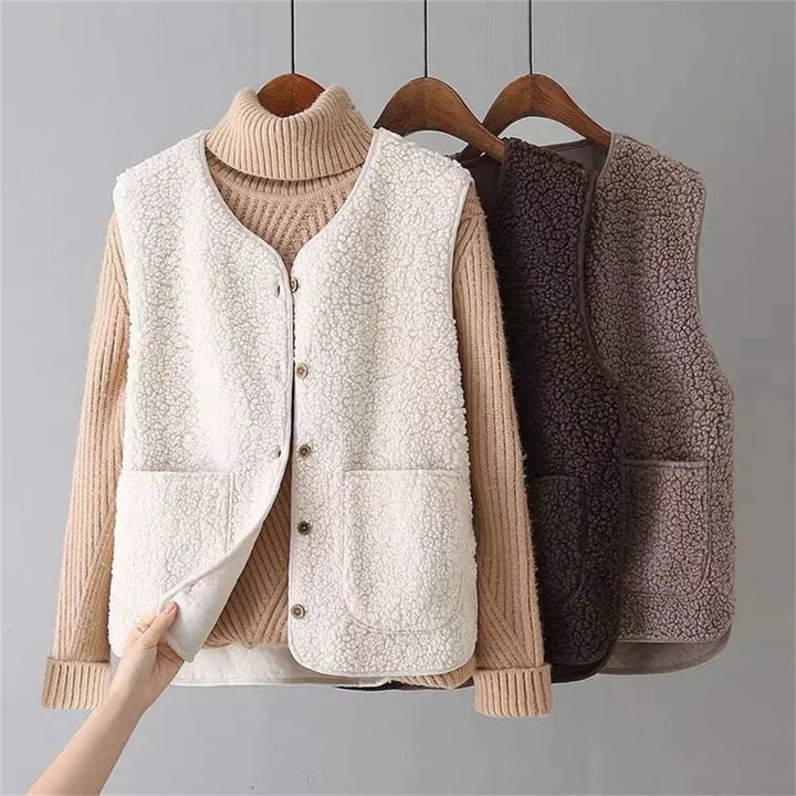 Cardigan smanicato donna elegante con bottoni e tasche, perfetto per autunno inverno.