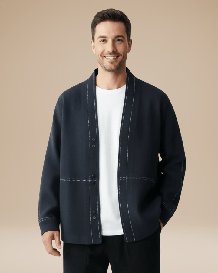 Dettaglio collo a scialle e bottoni su cardigan uomo. Maglione elegante a vestibilità regolare.