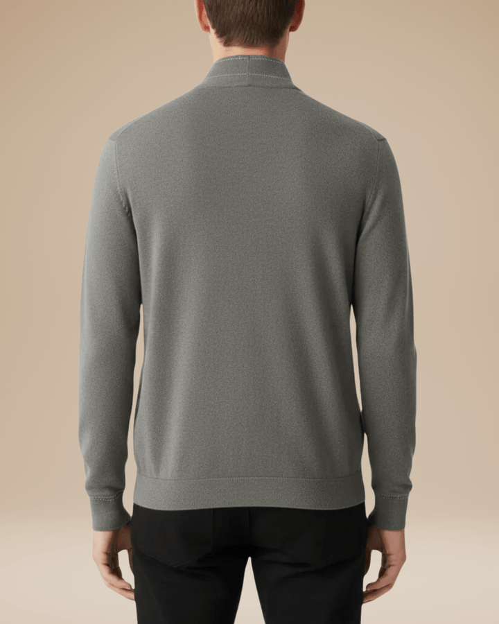 Cardigan uomo nero elegante con bottoni e collo a scialle. Essenziale per moda maschile autunnale.