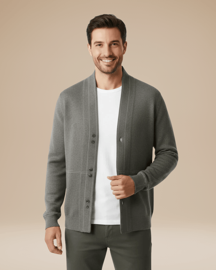 Cardigan uomo elegante con collo a scialle e bottoni. Perfetto per moda maschile autunno inverno.