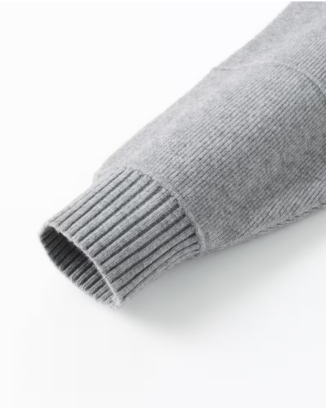 Essenziale cardigan uomo maglia full-zip e collo alto. Comfort ed eleganza per l'abbigliamento maschile autunno/inverno.