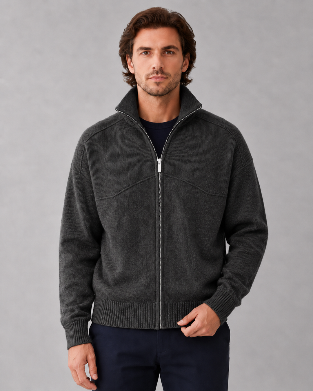 Cardigan uomo in maglia fine grigio, design full-zip e collo alto per un abbigliamento maschile moderno.