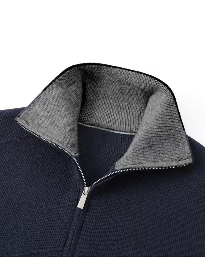 Elegante cardigan uomo grigio con zip intera e collo alto. Abbigliamento maschile casual chic autunnale.
